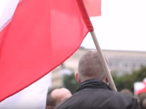 Dzień Flagi. Komentarze internautów: "Edward Mosberg w polską flagą w Auschwitz"