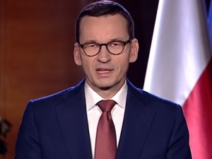 [video] Dzień Flagi Rzeczypospolitej: Zobacz jak premier wywiesza flagę na swoim domu