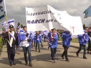 W Auschwitz trwa Marsz Żywych.