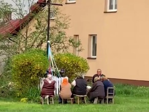 [video] Takie oblicze Polski znacie? "Litania Loretańska" przy kapliczce