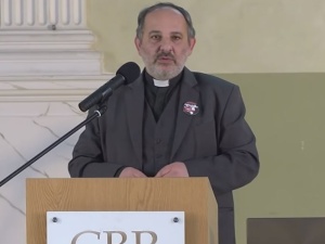Ks. Sowa na antykościelnym politycznym wiecu. Ks. Isakowicz-Zaleski przypomina słowa prymasa Polaka
