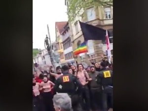 [video] W jakich warunkach idzie w Niemczech katolicki marsz? Policja, wrzaski, zagłuszanie, nienawiść