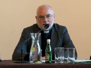 Ks. Kowalczyk: Ktoś, kto robi film o pedofilii, ograniczając się do duchownych, nie budzi mojego zaufania