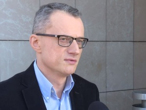 Zobacz jak wygląda A. Laderman, który opluł i znieważył ambasadora Magierowskiego. Postawiono mu zarzuty
