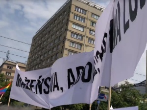 [video] Frekwencja nie dopisała. A jeszcze środowiska LGBT obrażone na PO: "Chcieli zabrać transparent"