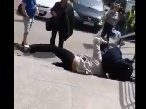 [video] Zobacz interwencję policjantów, którzy z narażeniem życia obezwładnili nożowników. Są ranni.