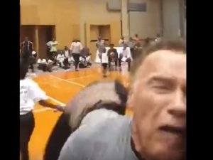 [video] Szok. Brutalny fizyczny atak na Arnolda Schwarzeneggera w Johannesburgu