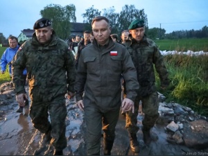 [Fotorelacja] Prezydent na terenach powodziowych na Podkarpaciu