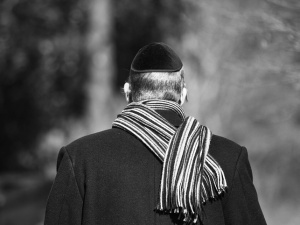 Haaretz: "Niemcy ostrzegają Żydów, aby nie zakładali jarmułek w miejscach publicznych"
