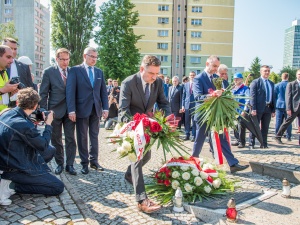 [Fotorelacja] Władze państwa i NSZZ "S" złożyły wieńce pod Pomnikiem Poległych Stoczniowców 1970 r.