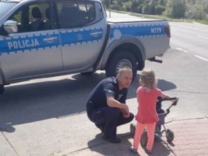 Policjanci odnaleźli 3-latkę zanim rodzice zorientowali się, że dziewczynka zaginęła