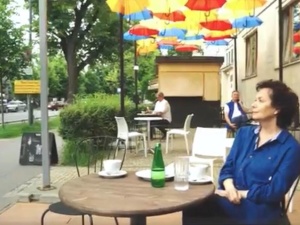 Spot Onetu na 30-lecie transformacji. Śpiewak: Szczepkowska w knajpie w dziko zreprywatyzowanej kamienicy