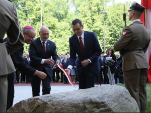 MM: "To zaszczyt". Przed Kancelarią Premiera odsłonięto kamień węgielny pod pomnik Jana Olszewskiego