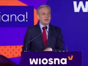 „To wygląda jak początek zwijania projektu o nazwie Wiosna”. Biedroń jednak zostaje w europarlamencie?
