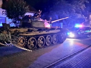 Pajęczno (Łódzkie): Mężczyzna pod wpływem alkoholu wjechał do centrum miasta... czołgiem