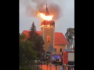 [video] Pożar zabytkowego kościoła na Mazurach. Zawaliła się iglica wieży