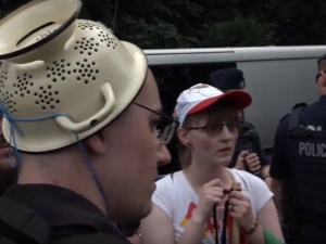 [video] "Marsz równości" usiłuje wejść na Jasną Górę. Pośród nich człowiek z durszlakiem na głowie