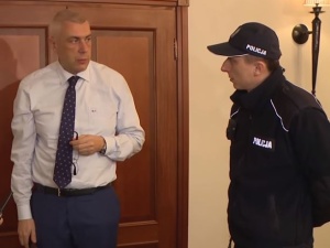 "Nadal były skargi". Super Express: Policja dwukrotnie interweniowała na imprezie u Romana Giertycha