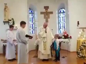 [video] Cudne. Przyjęcie malca w poczet ministrantów w parafii prowadzonej przez polskich misjonarzy