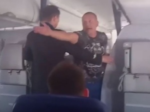 [video] Zobacz, jak polskie służby wyrzucają z samolotu awanturującego się Rosjanina