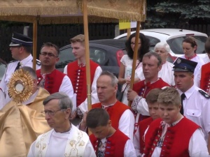 [video] Przez całą Polską przeszły procesje Bożego Ciała. Wzięły w nich udział tłumy Polaków