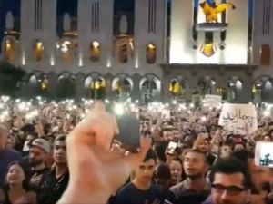 [video] Antyrosyjskie protesty w Gruzji. Setki rannych. Gruzini śpiewają hymn pod parlamentem w Tbilisi