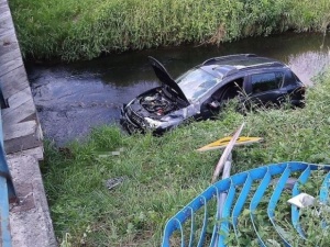 Wypił butelkę wódki, wsiadł za kierownicę, potrącił rowerzystę i wylądował w rzece