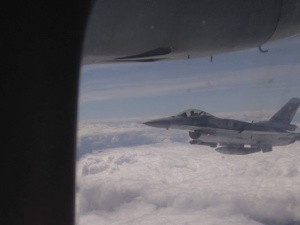 W asyście F-16 samolot z prochami dowódcy batalionu "Zośka" wylądował w Warszawie