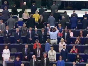 Dwoje europosłów PiS nie wstało na odegranie "hymnu" UE; partia Brexit stała tyłem. Ostre dyskusje na TT