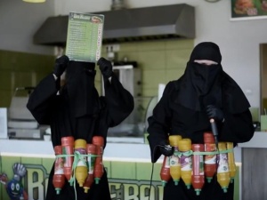 [video] Kebab zareklamował się pasami szahida z musztardy i keczupu