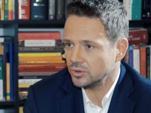 A w Warszawie Ratusz wymyślił leżaki na parkingu. Szyderstwa internautów