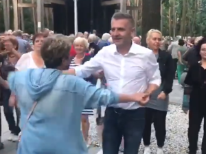 [Wideo] Bal na Titanicu? Jan Grabiec i Bartosz Arłukowicz na potańcówce wyborczej