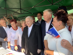 J. Kaczyński: Nie musimy stać pod tęczową flagą. Możemy stać pod biało czerwoną 