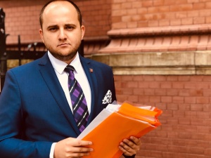 "Naziol", "brunatny", "antysemita". Pozew radnego PiS przeciwko posłom PO, Śpiewakowi, Lisowi i OMZiRK