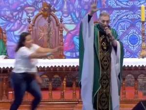 [video] Kobieta na oczach tysięcy wiernych zaatakowała księdza podczas mszy świętej