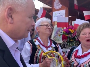 [video] Koło Gospodyń Wiejskich śpiewa Kaczyńskiemu