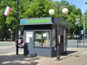 Jeżyce: Kioskarz sprzedający "Gazetę Polską" z naklejką o LGBT oblany nieznaną cieczą 