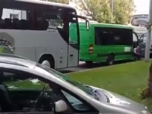 [video] Uczestnicy manifestacji "Polska przec. przemocy" w B-stoku, dowiezieni autokarami z innych miast?