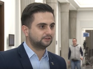 Norbert Kaczmarczyk, niedawno przeszedł z Kukiz’15 do PiS, teraz zachęca do tego kolegów