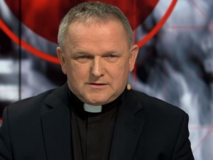"Rzekomo pobity (...) znaczy, że tak nie było". Tak Lemański "wspiera" pobitego księdza ze Szczecina