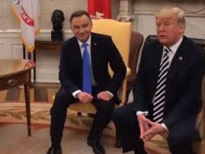 Politycy opozycji publicznie deprecjonują wizytę prezydenta Trumpa w Polsce