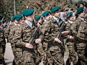 Żołnierze: "W tym roku trefi nom wielki fajer. Defilada robiemy. Bydom tanki jechać!"