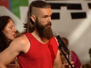 [video] "Mam problem z tym co tu widzę". Młody człowiek burzy narrację Owsiaka na Pol'and'Rock Festival