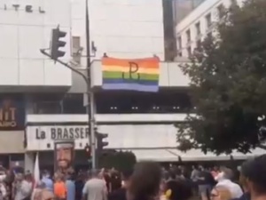 Są zdjęcia tych, którzy podczas Marszu Powstania wywiesili tęczową flagę z Polską Walczącą