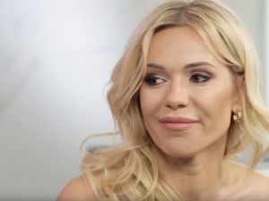 Doda na koncercie w tęczowej pelerynie."Czy mieszkańcy B-stoku nie mają prawa do chwili zabawy bez LGBT?"