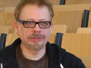 Szaleństwo postępuje. Tomasz Raczek publikuje grafikę porównującą księdza do Hitlera: "To co teraz czuję"