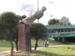 [video] Mamy nagranie momentu obalenia pomnika Berlinga. "Tak upadł obelisk zdrajcy"