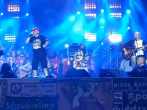Fakt: Policja w Kostrzynie zasypana skargami na wulgarne przemówienie Owsiaka