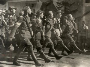 Prof. Friszke: "Brygada Świętokrzyska piła szampana z Gestapo". Prof. Żaryn: "Skąd Friszke to wie?"