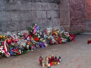 Mamy to! 15 sierpnia Marsz pod Ścianę Straceń w Auschwitz z polskimi flagami na drzewcach